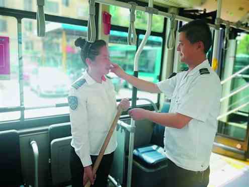 房伟和妻子芦峰都是公交驾驶员，他们只能在交班的时候才得以短暂相聚。通讯员供图